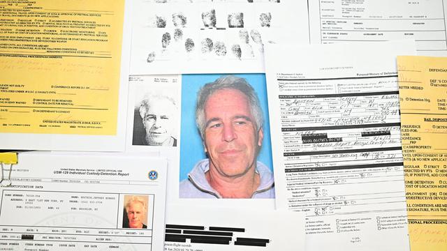 Akten liegen übereinander. Auf einem Foto ist Jeffrey Epstein.