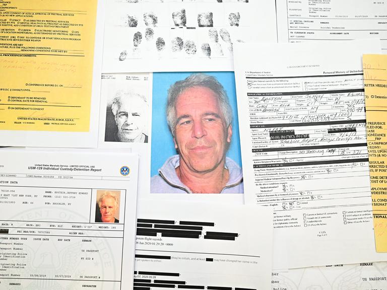 Fotoillustration von einigen der veröffentlichen Dokumenten aus den Epstein-Files, die das US-Justizministerium jetzt bekannt gegeben hat. 