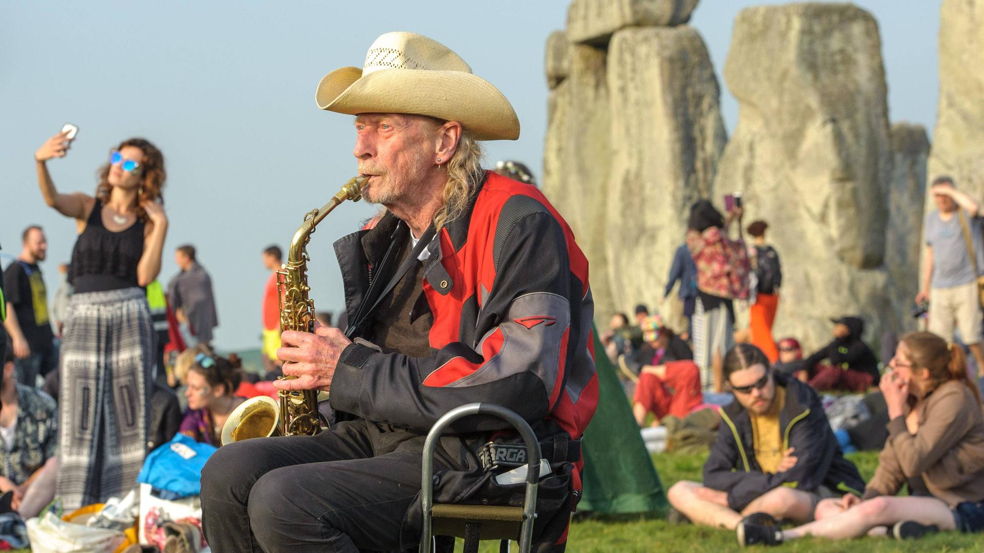 Nik Turner, Saxophonist und Gründungsmitglied der Band "Hawkwind", spielt vor dem berühmten britischen Steinkreis Stonehenge.