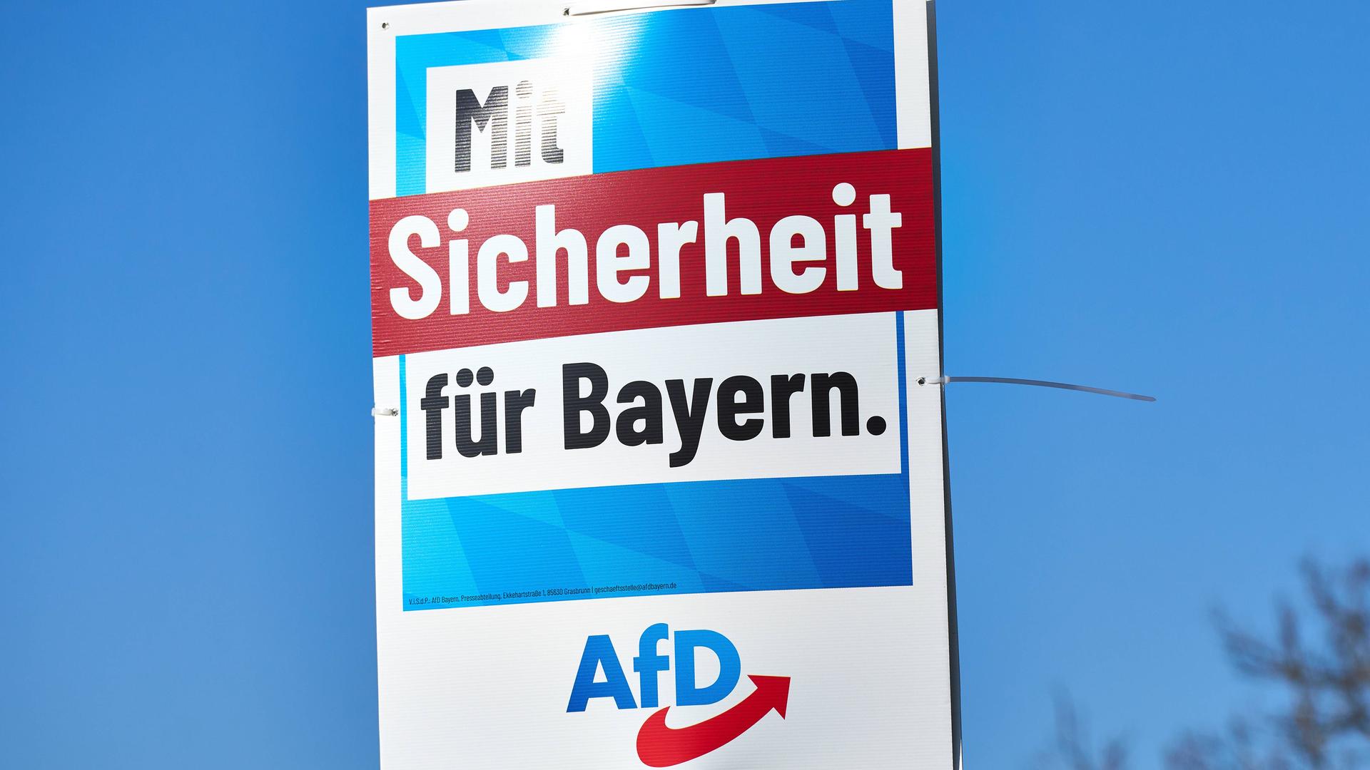 Ein Wahlplakat der AfD-Bayern: "Mit Sicherheit für Bayern" ist darauf zu lesen. 