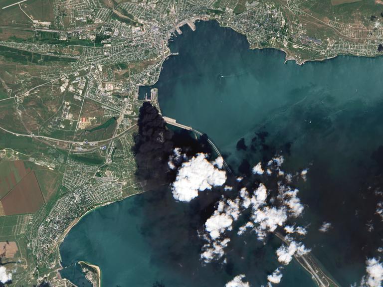 Satellitenaufnahmen brennender Lagertanks und starker Rauchentwicklung nach Angriffen in Kertsch. Satellitenaufnahmen brennender Lagertanks und starker Rauchentwicklung nach Angriffen in Kertsch.