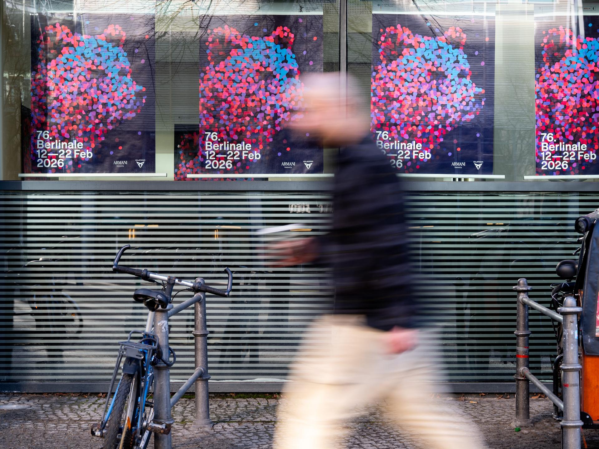 Ein Mann geht nahe des Potsdamer Platzes an Plakaten der Berlinale vorbei. Nach dem Festival gibt es eine Diskussion über die zukünftige Leitung der Berlinale.