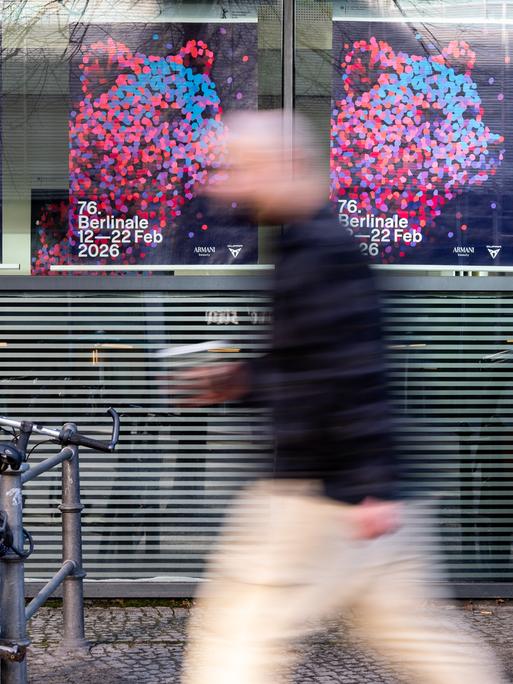 Ein Mann geht nahe des Potsdamer Platzes an Plakaten der Berlinale vorbei. Nach dem Festival gibt es eine Diskussion über die zukünftige Leitung der Berlinale.