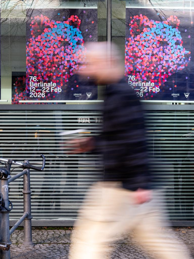 Ein Mann geht nahe des Potsdamer Platzes an Plakaten der Berlinale vorbei. Nach dem Festival gibt es eine Diskussion über die zukünftige Leitung der Berlinale.