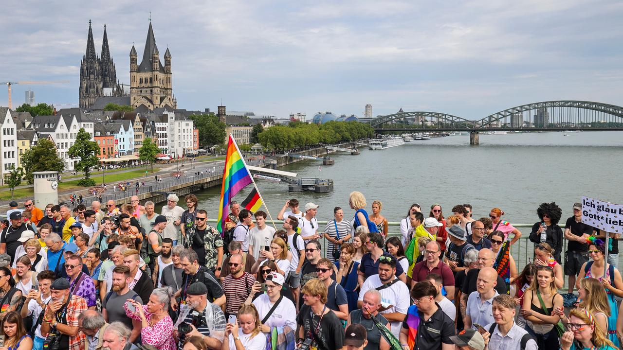 Ein Demonstrationszug auf einer Brücke über den Rhein in Köln.