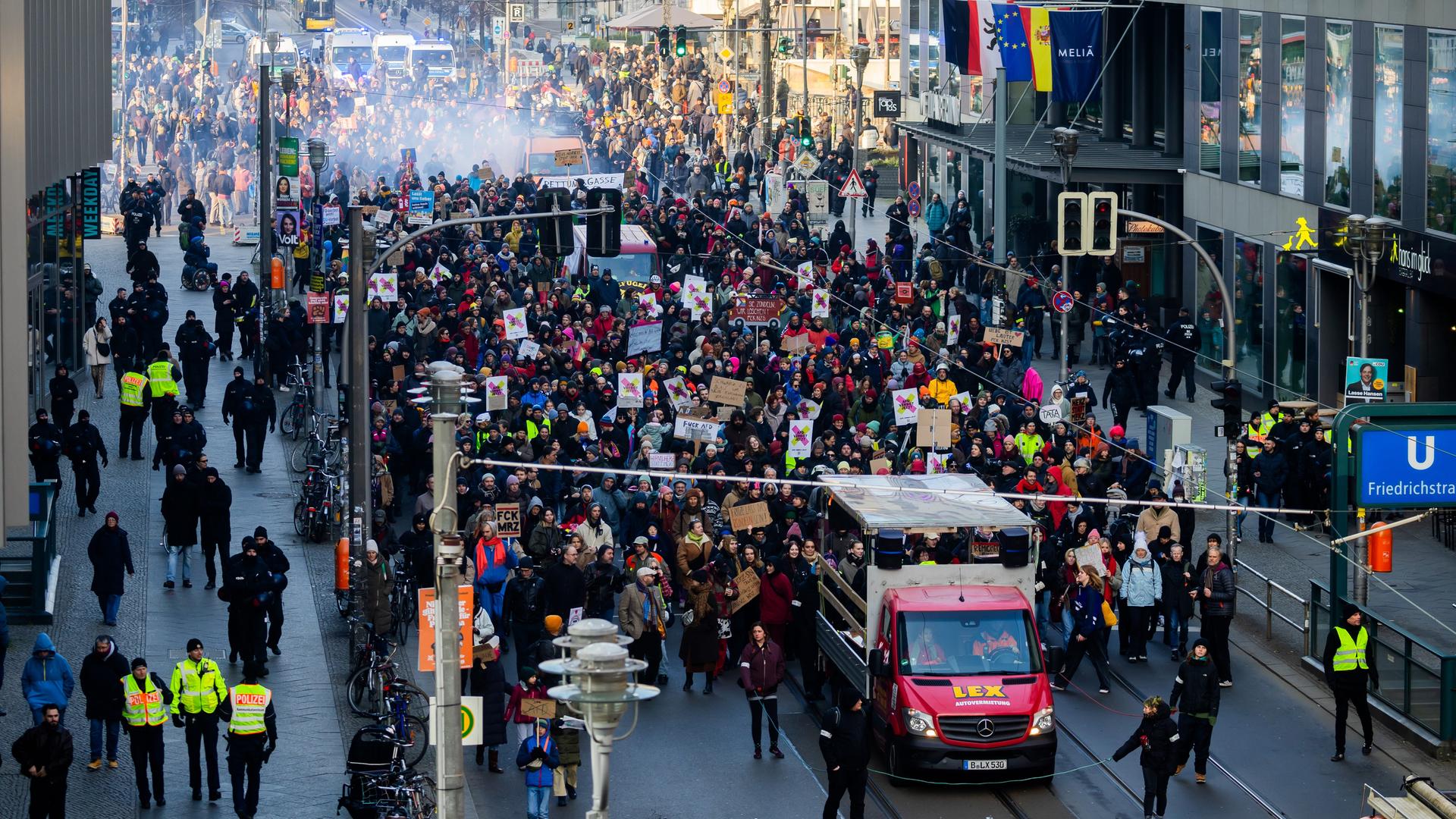 Ein Protestzug zieht durch eine Stadt. Ein Protestzug zieht durch eine Stadt.