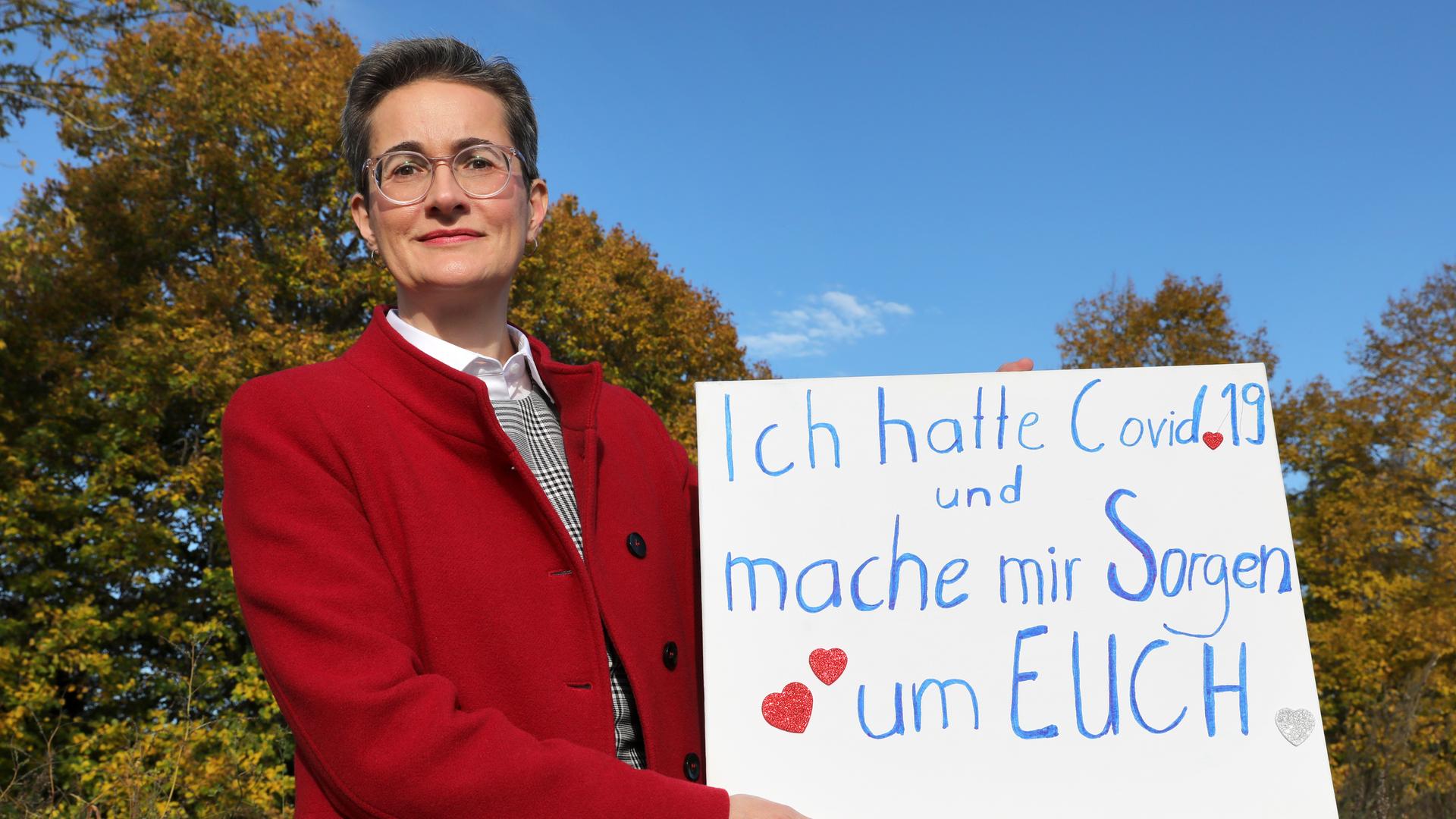 Karoline Preisler mit dem Covid-19-Schild, mit dem sie unter anderem bei Demonstrationen auftrat. Darauf steht: "Ich hatte Covid-19 und mache mir Sorgen um Euch". 