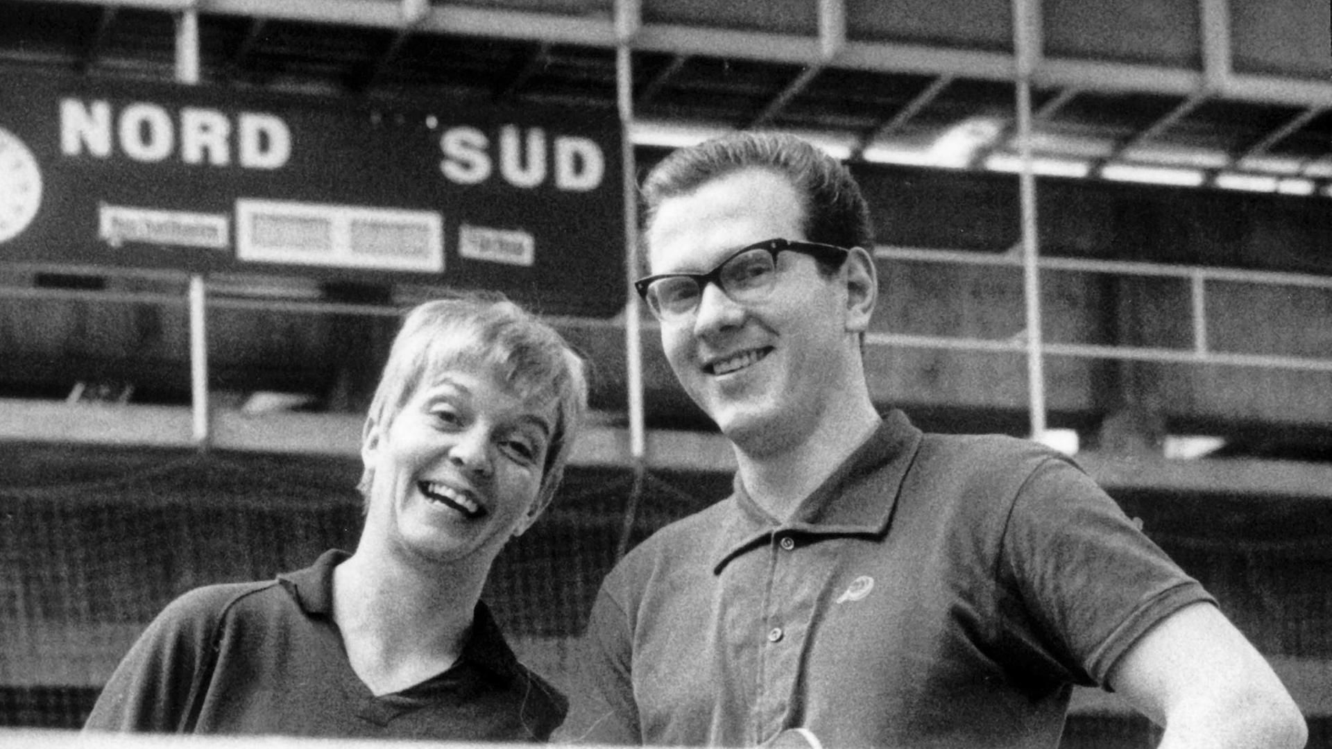 Der deutsche Tischtennis-Meister Eberhard Schöler mit seiner Frau Diane nach einem Spiel im Jahr 1969 Der deutsche Tischtennis-Meister Eberhard Schöler mit seiner Frau Diane nach einem Spiel im Jahr 1969