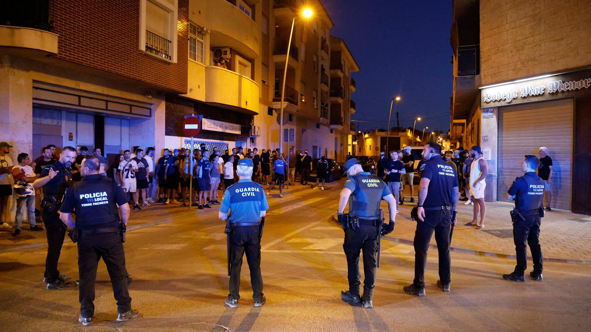 Lokale Polizisten und Beamte der Guardia Civil stehen während der Unruhen in Torre Pacheco, Murcia (Spanien) auf der Straße. Lokale Polizisten und Beamte der Guardia Civil stehen während der Unruhen in Torre Pacheco, Murcia (Spanien) auf der Straße.