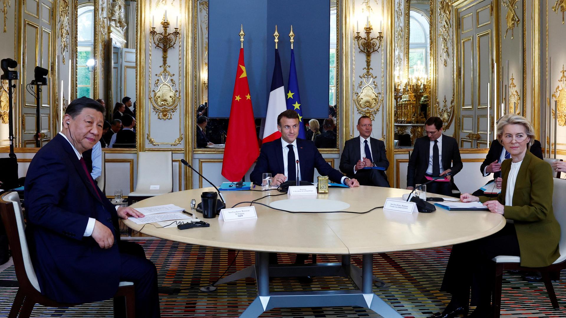 Der französische Präsident Emmanuel Macron (M), Chinas Präsident Xi Jinping (l) und die Präsidentin der Europäischen Kommission Ursula von der Leyen im Elysee-Palast