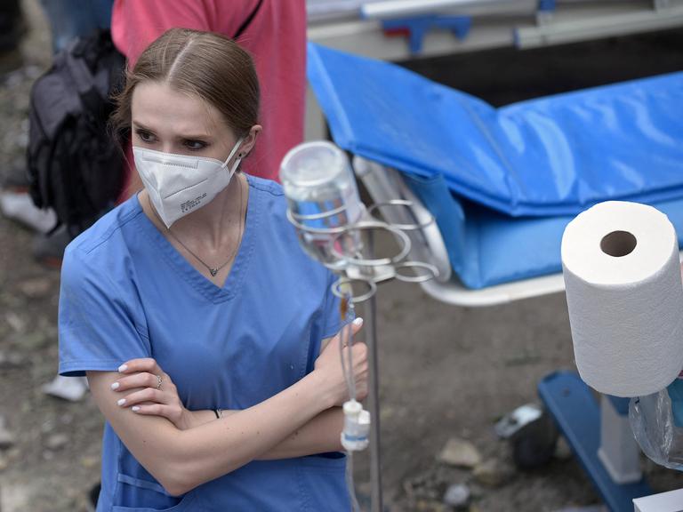 Ein medizinischer Betreuer mit einem Beatmungsgerät ist während einer Rettungsaktion im Ohmatdyt National Specialized Childrens Hospital in Kiew abgebildet, das von einem strategischen Marschflugkörper Kh-101 aus Russland angegriffen wurde am 8. Juli 2024. Im Ohmatdyt-Krankenhaus wurden zwei Erwachsene, darunter ein Arzt, getötet und mindestens 10 Menschen verletzt. 