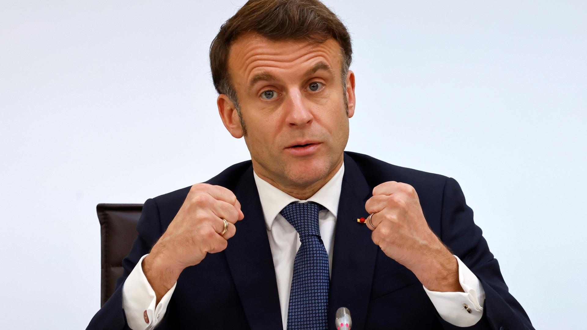 Frankreichs Präsident Macron ballt während einer Rede entschlossen die Fäuste.