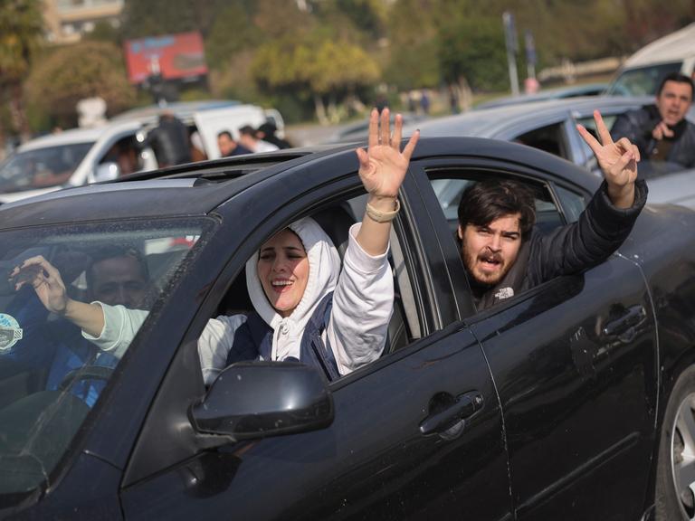 Bewohner feiern die Befreiung der Hauptstadt Damaskus, in Homs, Syrien, am Sonntag, den 8. Dezember 2024. (AP Foto/Ghaith Alsayed)






