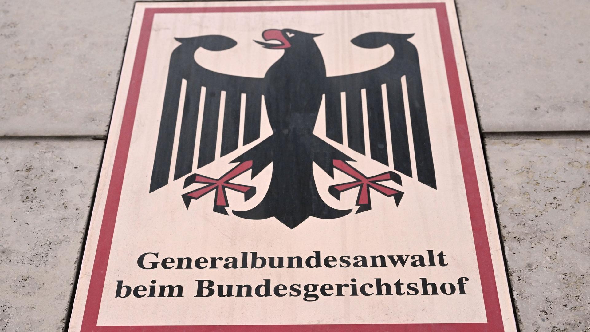 Ein Hinweisschild mit dem Bundesadler und der Aufschrift "Generalbundesanwalt beim Bundesgerichtshof".