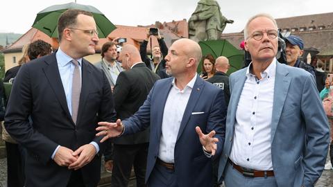 Würzburg: Die drei Fraktionsvorsitzenden Jens Spahn (l, CDU), Matthias Miersch (M, SPD) und Alexander Hoffmann (CSU) stehen im Rahmen der Klausurtagung der Geschäftsführenden Fraktionsvorstände im Bundestag auf der alten Mainbrücke.