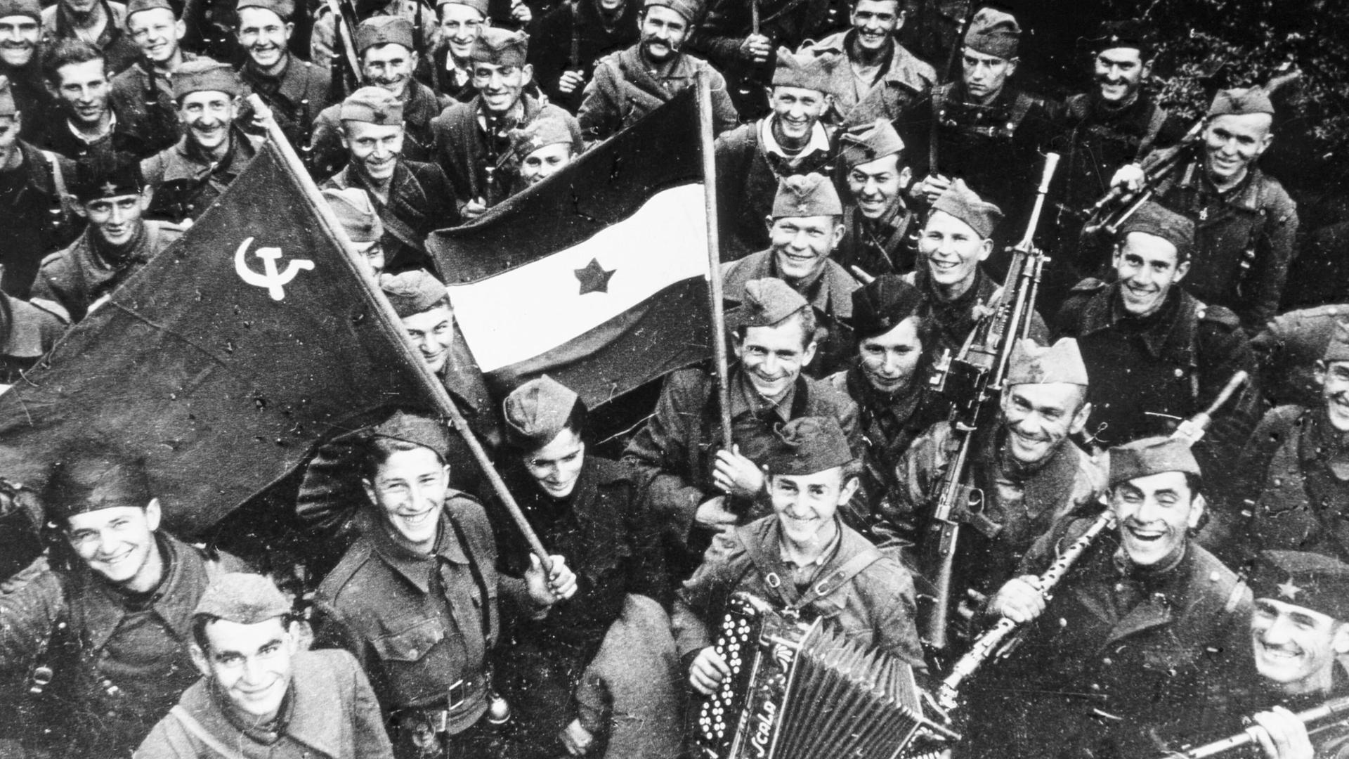 Soldaten der sowjetischen Roten Armee und jugoslawische Partisanen feiern die Befreiung Belgrads am 20. Oktober 1944. Soldaten der sowjetischen Roten Armee und jugoslawische Partisanen feiern die Befreiung Belgrads am 20. Oktober 1944.