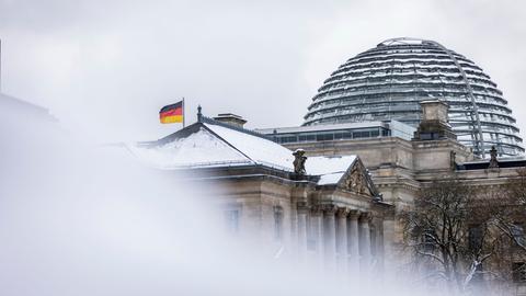 Das Reichstagsgebäude im Schnee im Februar 2025