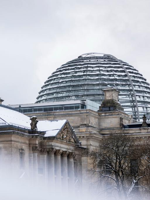 Das Reichstagsgebäude im Schnee im Februar 2025