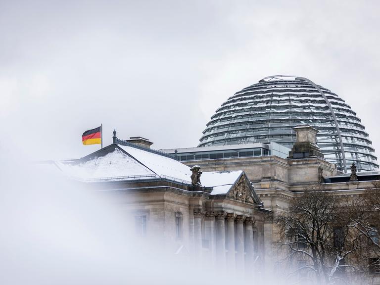 Das Reichstagsgebäude im Schnee im Februar 2025