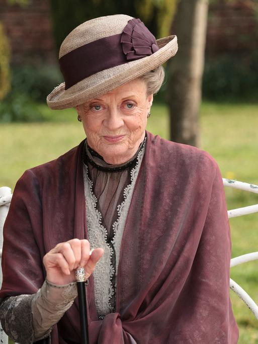 Die britische Schauspielerin Maggie Smith in ihrer Rolle als verwitwete Gräfin in der Fernsehserie "Downton Abbey", die als Filmreihe weitergeführt wurde.  (Quelle: picture alliance)