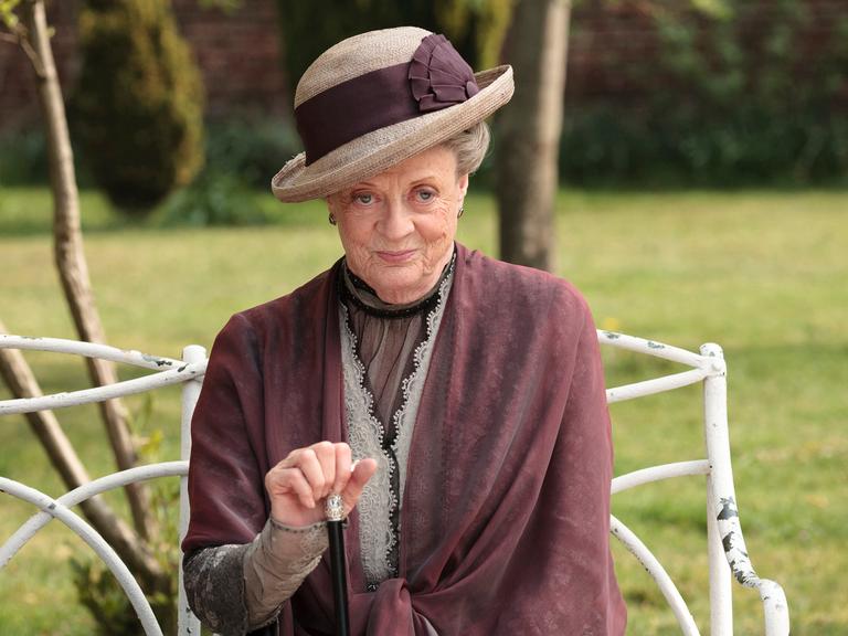 Die britische Schauspielerin Maggie Smith in ihrer Rolle als verwitwete Gräfin in der Fernsehserie "Downton Abbey", die als Filmreihe weitergeführt wurde.  (Quelle: picture alliance)