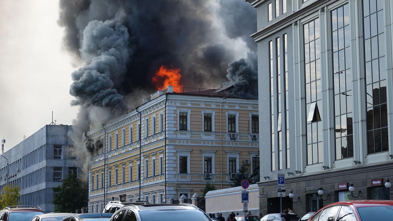 Feuer und Rauch steigen auf im Gebäude der Akademie der Wissenschaften nach einem russischen Drohnentreffer.