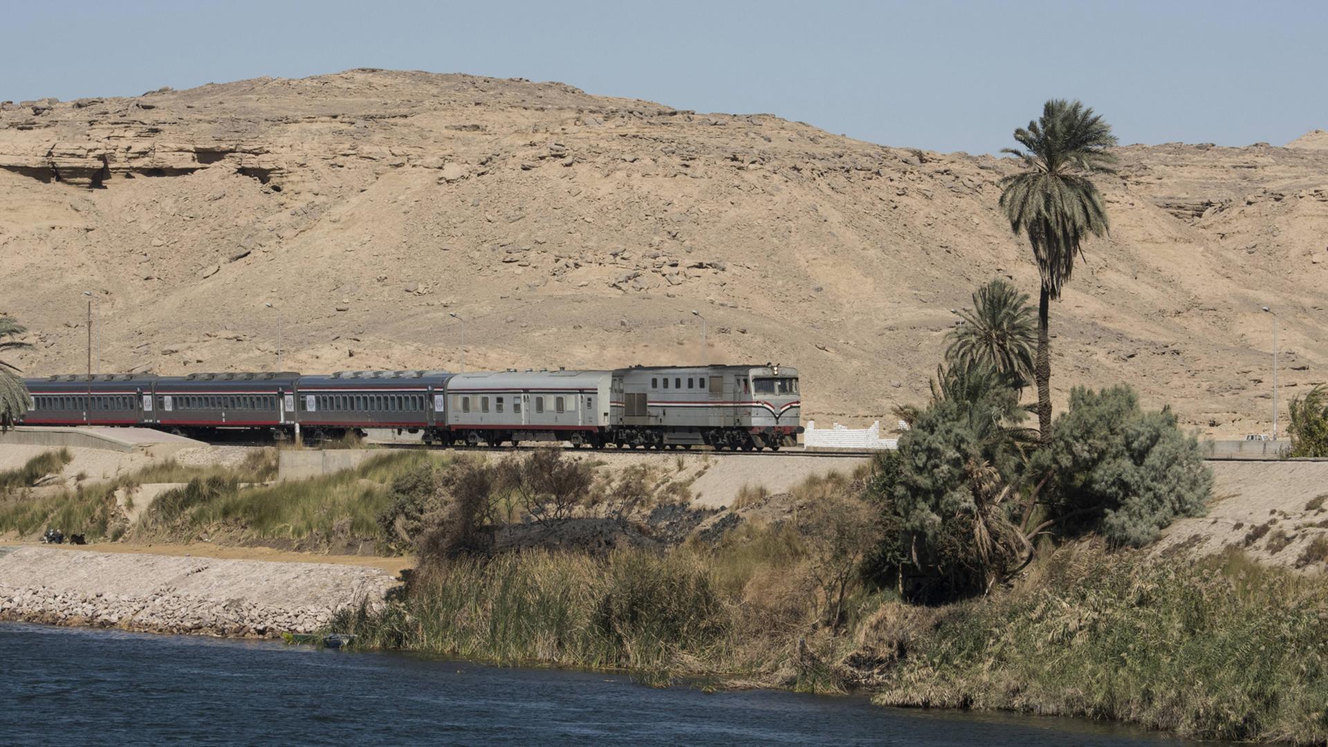 Der Autor fuhr den Nil aufwärts - mit der ägyptischen Eisenbahn. Zu sehen: Ein Zug am östlichen Nilufer südlich von Edfu (Eisenbahn am Nil).