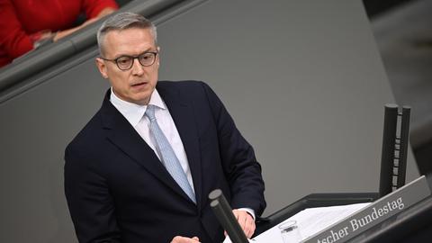 Karsten Wildberger (CDU), Bundesminister für Digitalisierung und Staatsmodernisierung, spricht in der Debatte im Bundestag.