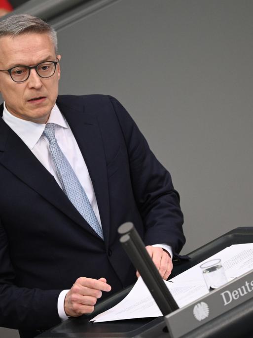 Karsten Wildberger steht am Rednerpult im Plenum des Bundestags.