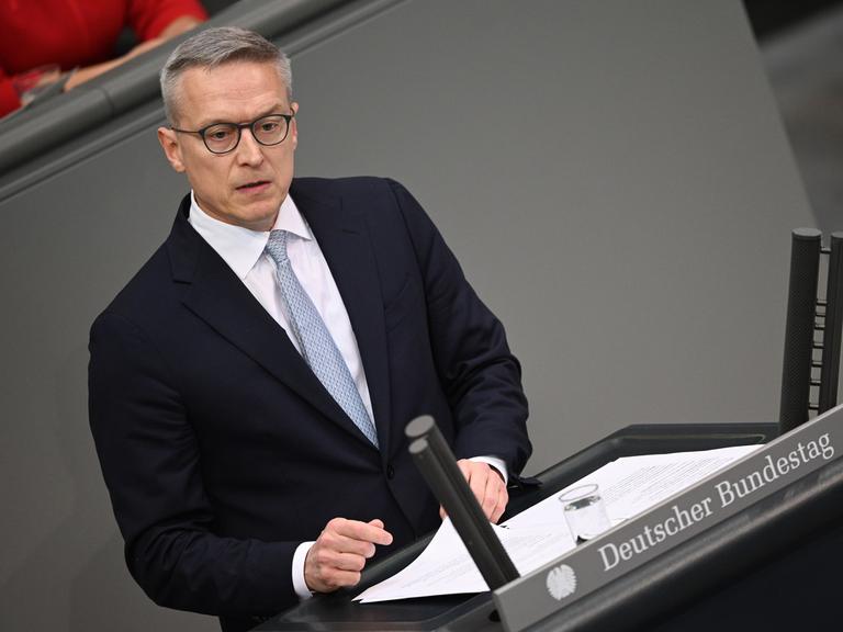 Karsten Wildberger steht am Rednerpult im Plenum des Bundestags.
