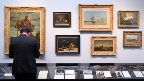 Die Gemälde "Jean Journet, 1850" von Gustave Courbet, "Stillleben mit Pfirsichen" von Gustave Courbet, "Stillleben mit Glas und Früchten" von Edouard Manet, "Der Hafen von Bordeaux, 1873" von Eugene Boudin, "Landschaft Leg Fontainebleau, 1864" von Theodore Rousseau, "Erinnerung an Pierrefonds, 1865-1870" von Jean-Baptiste Camille Corot, "Ernteszene" von Jean-Baptiste Camille Corot, "Morgenstunde, 1873" von Henri Fanten-Latour in der Ausstellung "Gurlitt: Bestandsaufnahme NS-Kunstraub und seine Folgen", 2018 im Kunstmuseum in Bern