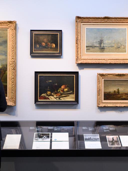 Die Gemälde "Jean Journet, 1850" von Gustave Courbet, "Stillleben mit Pfirsichen" von Gustave Courbet, "Stillleben mit Glas und Früchten" von Edouard Manet, "Der Hafen von Bordeaux, 1873" von Eugene Boudin, "Landschaft Leg Fontainebleau, 1864" von Theodore Rousseau, "Erinnerung an Pierrefonds, 1865-1870" von Jean-Baptiste Camille Corot, "Ernteszene" von Jean-Baptiste Camille Corot, "Morgenstunde, 1873" von Henri Fanten-Latour in der Ausstellung "Gurlitt: Bestandsaufnahme NS-Kunstraub und seine Folgen", 2018 im Kunstmuseum in Bern
