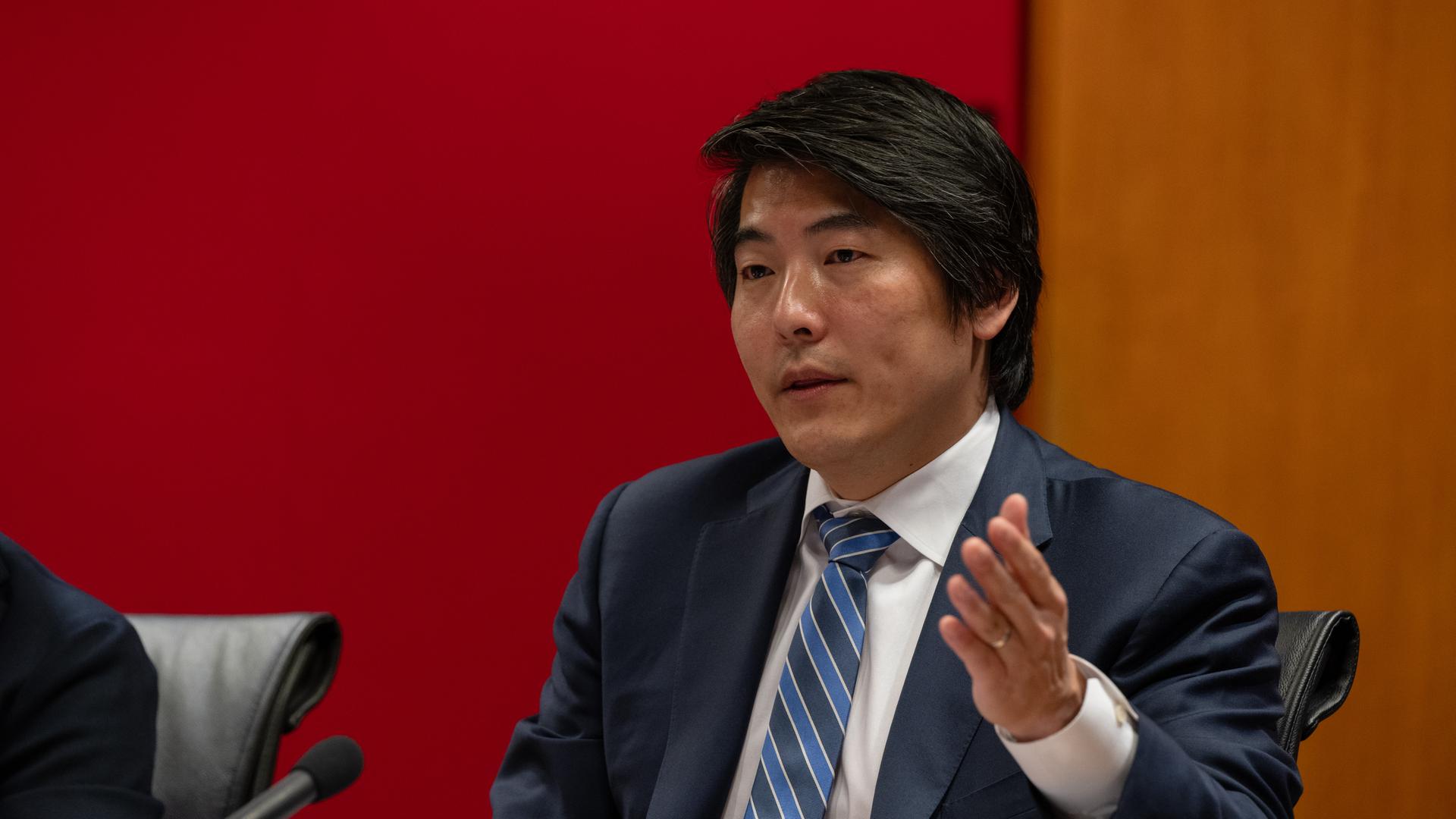 Jason Kwon, Chief Strategy Officer bei OpenAI, spricht während der Sitzung des Gemeinsamen Sonderausschusses für Künstliche Intelligenz in Sydney. 