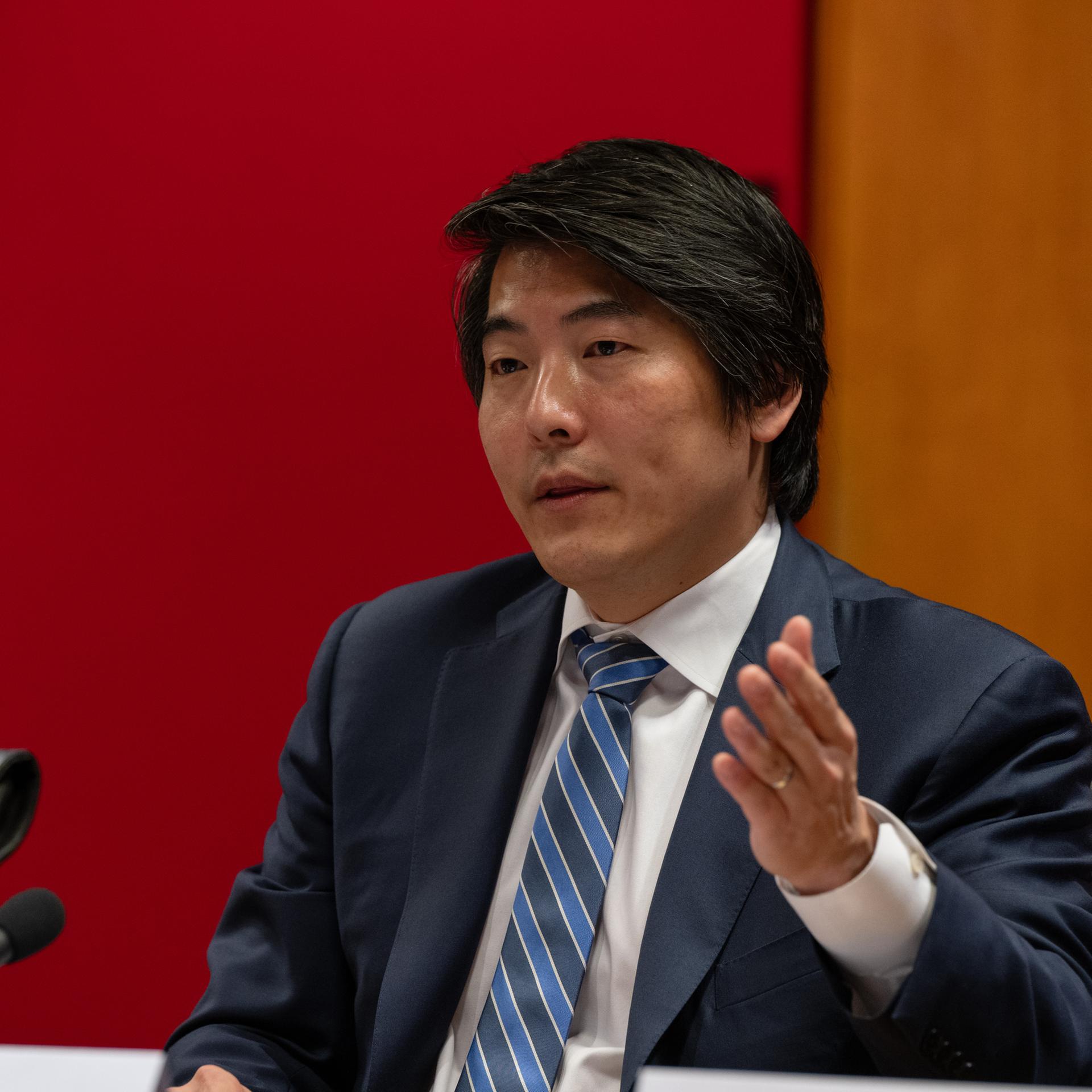 Jason Kwon, Chief Strategy Officer bei OpenAI, spricht während der Sitzung des Gemeinsamen Sonderausschusses für Künstliche Intelligenz in Sydney. 