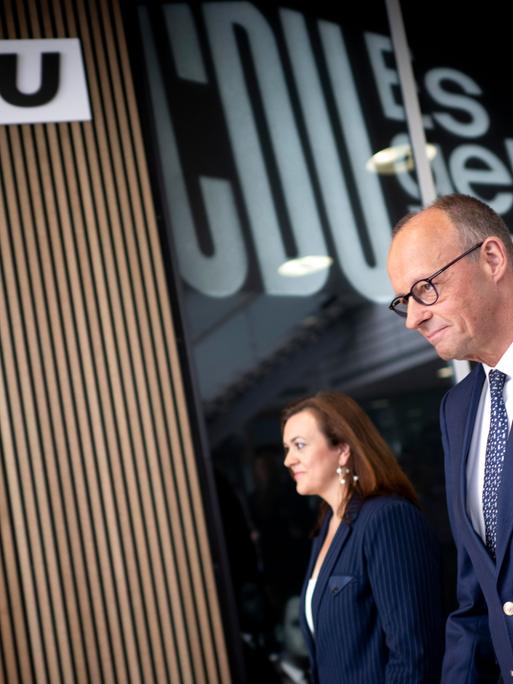 Franziska Hoppermann, Generalsekretaerin der CDU, und der Parteivorsitzende Friedrich Merz in der Parteizentrale der CDU im Konrad-Adenauer-Haus in Berlin vor einem Foto von Konrad Adenauer entlang Franziska Hoppermann, Generalsekretaerin der CDU, und der Parteivorsitzende Friedrich Merz in der Parteizentrale der CDU im Konrad-Adenauer-Haus in Berlin vor einem Foto von Konrad Adenauer entlang