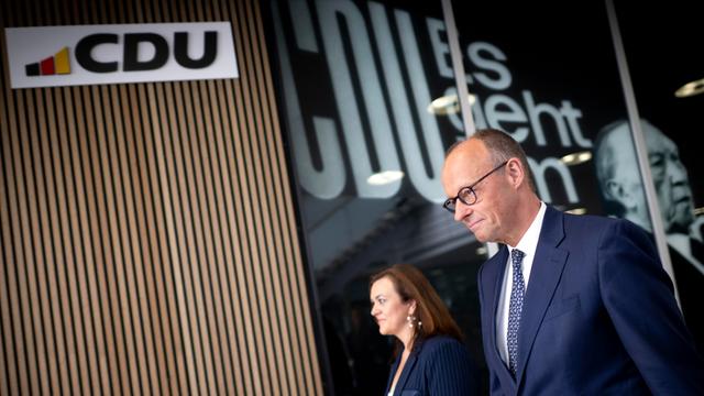 Franziska Hoppermann, Generalsekretaerin der CDU, und der Parteivorsitzende Friedrich Merz in der Parteizentrale der CDU im Konrad-Adenauer-Haus in Berlin vor einem Foto von Konrad Adenauer entlang 