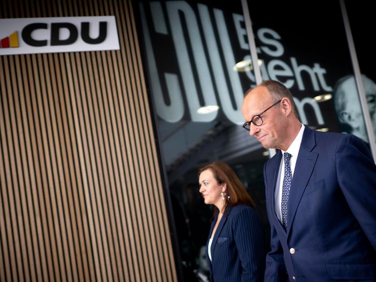 Franziska Hoppermann, Generalsekretaerin der CDU, und der Parteivorsitzende Friedrich Merz in der Parteizentrale der CDU im Konrad-Adenauer-Haus in Berlin vor einem Foto von Konrad Adenauer entlang Franziska Hoppermann, Generalsekretaerin der CDU, und der Parteivorsitzende Friedrich Merz in der Parteizentrale der CDU im Konrad-Adenauer-Haus in Berlin vor einem Foto von Konrad Adenauer entlang