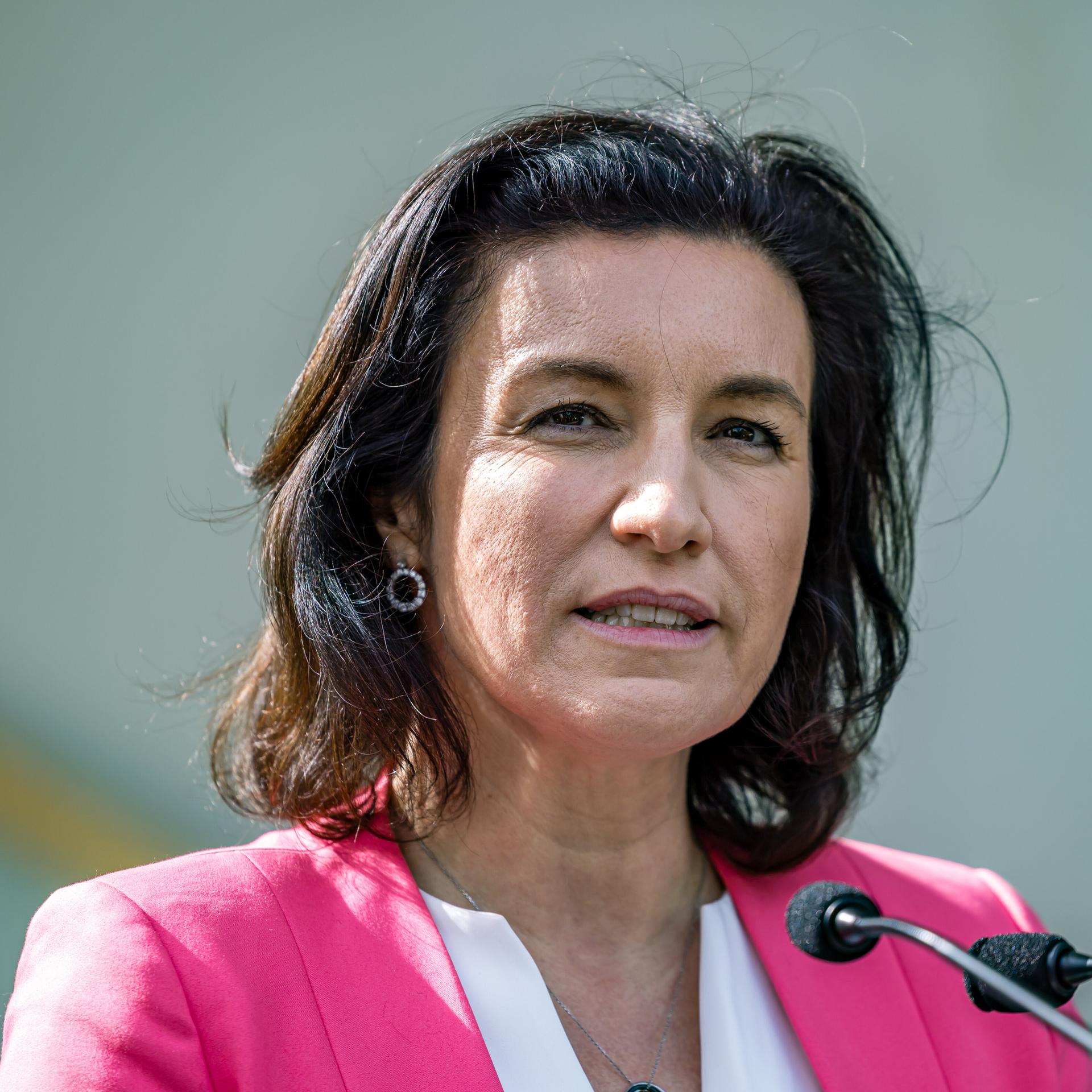 Hickhack - Forschungsministerin Bär bekräftigt, dass Bafög-Erhöhung kommen soll episode artwork