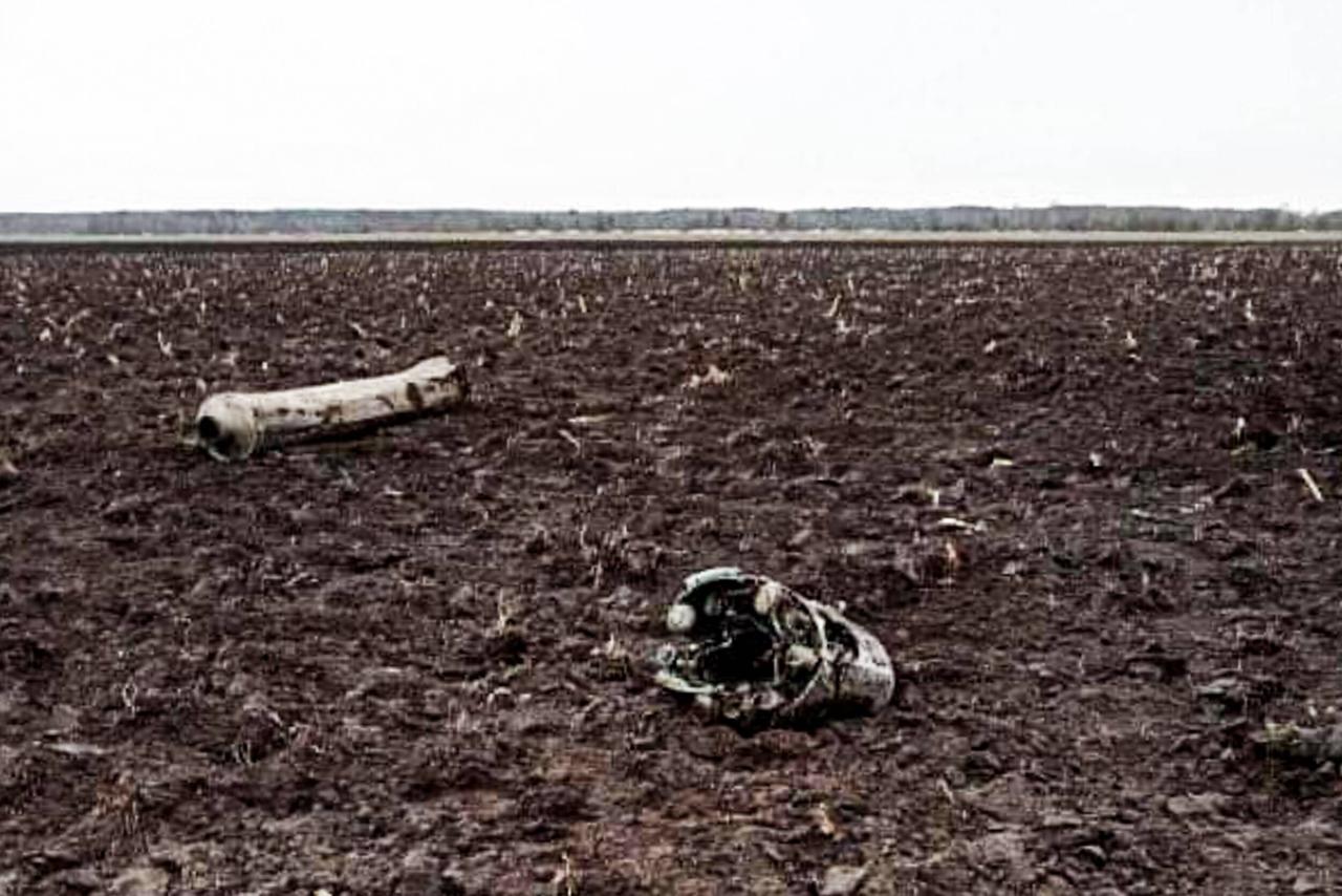 Teile einer zerstörten Rakete liegen auf einem Feld in Belarus.