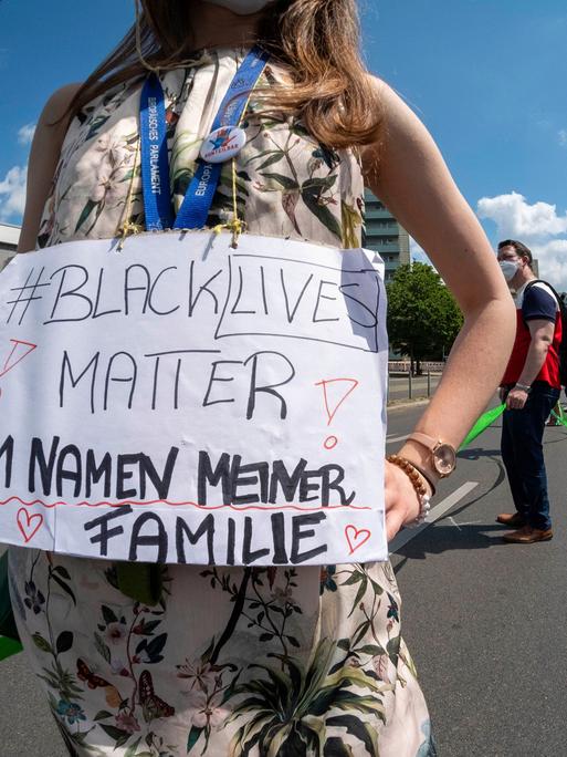 Eine Menschenkette gegen Rassismus und soziale Ungerechtigkeit vom Brandenburger Tor in Berlin-Mitte bis zum Hermannplatz in Berlin-Neukölln. Eine Frau trägt einen Banner um ihren Bauch mit der Aufschrift "Black live matter - Im Namen meiner Familie".