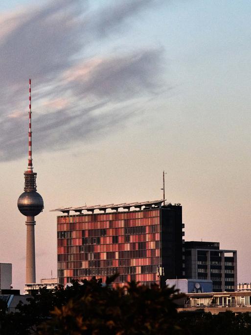 Abendhimmel in Berlin mit Fernsehturm und GSW-Hochhaus.