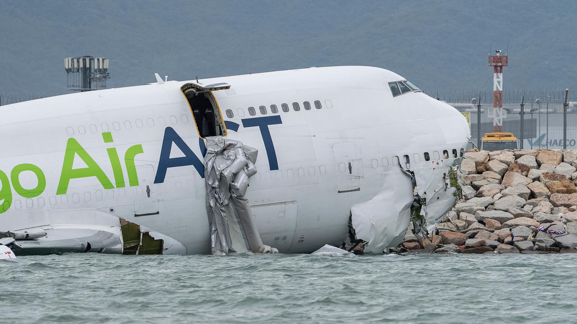Ein Frachtflugzeug, das auf dem Flughafen in Hongkong von der Landebahn abgekommen ist und über die Piste hinaus ins Meer schlitterte. 