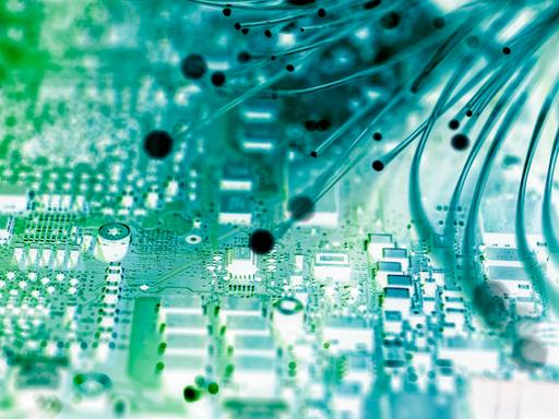 Abstraktes Bild in Grüntönen mit Datenkabeln und Computerchips