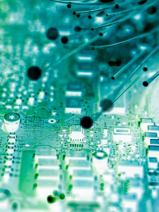 Abstraktes Bild in Grüntönen mit Datenkabeln und Computerchips