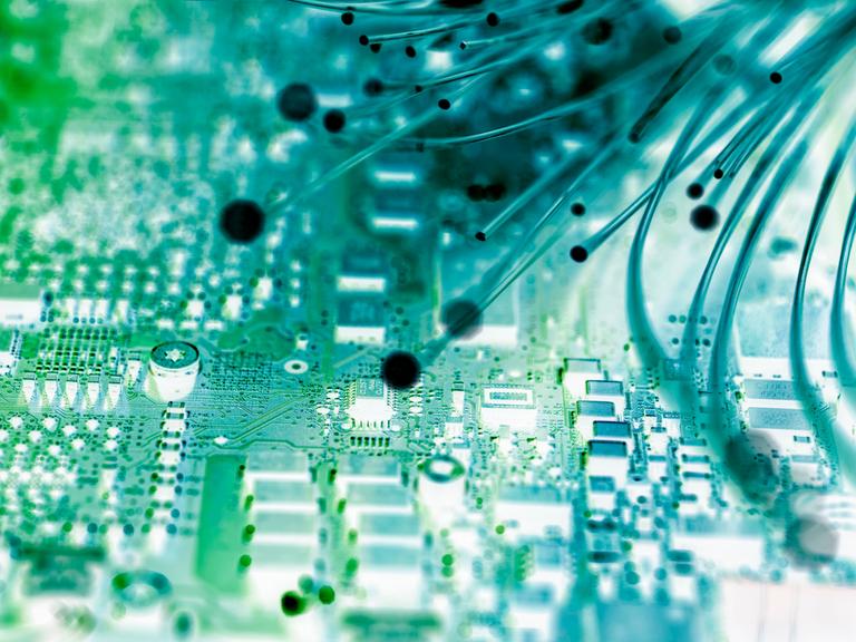 Abstraktes Bild in Grüntönen mit Datenkabeln und Computerchips