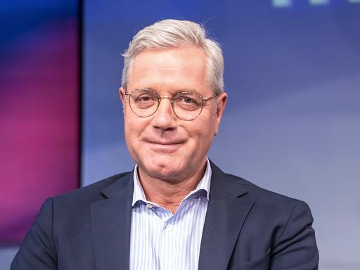 Norbert Röttgen sitzt in einem Fernsehstudio und schaut freundlich in die Kamera