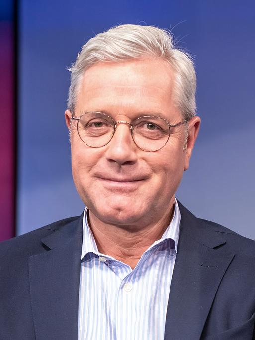 Norbert Röttgen sitzt in einem Fernsehstudio und schaut freundlich in die Kamera