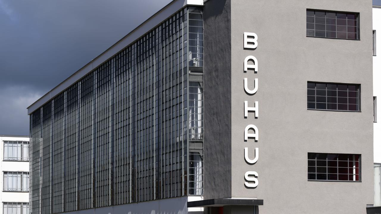 Blick auf das Bauhausgebäude in Dessau-Roßlau. 