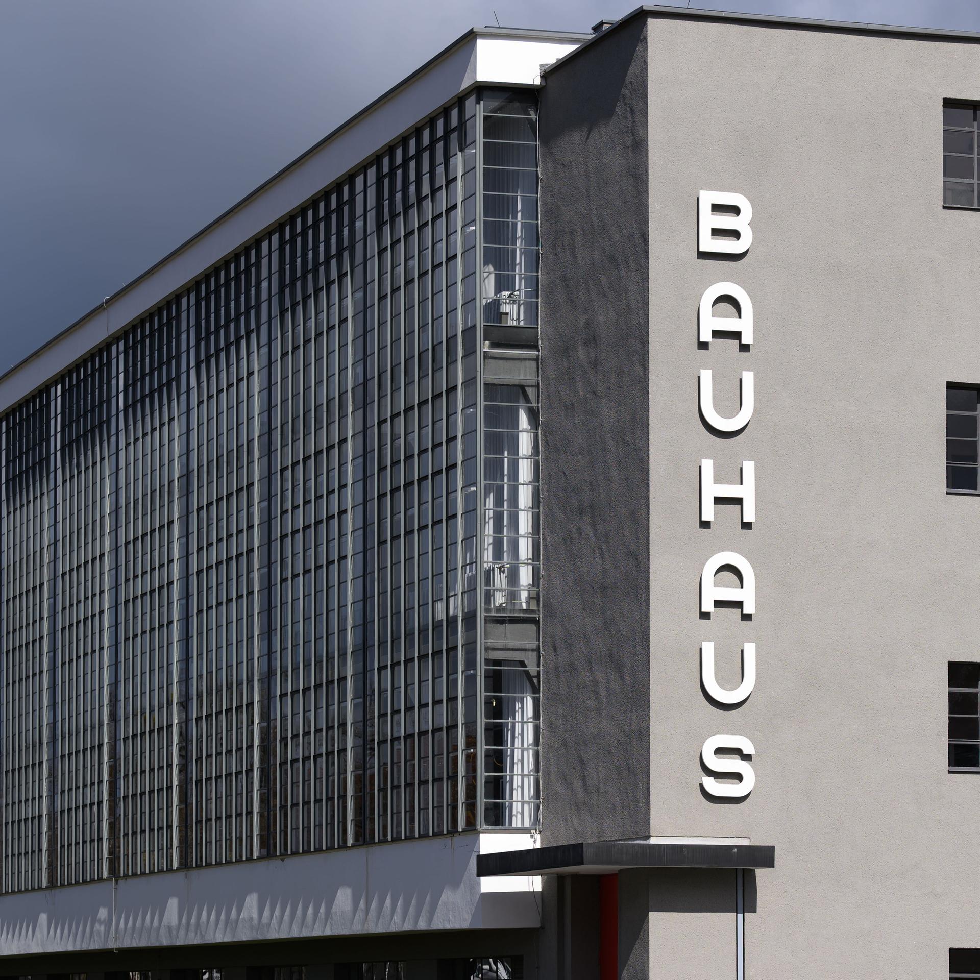 Blick auf das Bauhausgebäude in Dessau-Roßlau. 