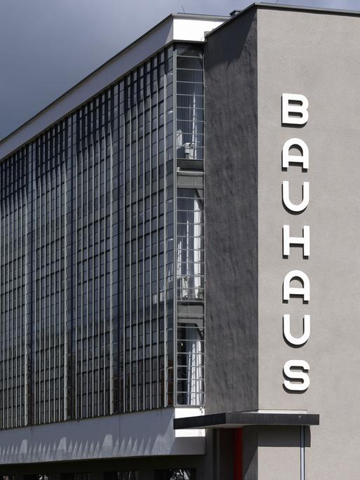 Blick auf das Bauhausgebäude in Dessau-Roßlau. 